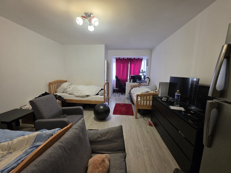 Dristor, chiar la gura de metrou, 10 minute mall Park Lake si parc IOR